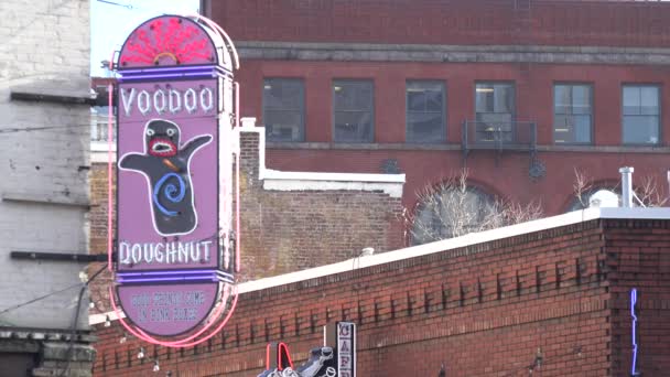 Voodoo donuts is een mijlpaal-bedrijf — Stockvideo