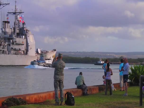 Navío pasa cerca de la base de Hickam — Vídeos de Stock