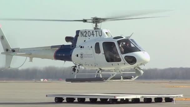 Een US Customs and Border Protection helikopter — Stockvideo
