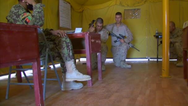 Marina soldater lär afghanska soldater — Stockvideo