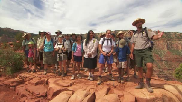 Ranger leder en skola tour — Stockvideo