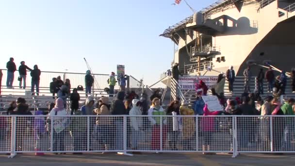 海军家属欢迎回家的军人 — 图库视频影像
