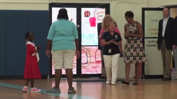 Мішель Обама відвідує дітей у школі — стокове відео