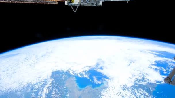 The Space Station flies over the earth — Stock Video