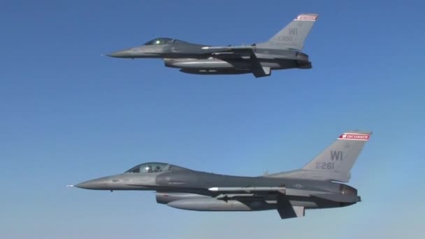 Два истребителя F-16 — стоковое видео