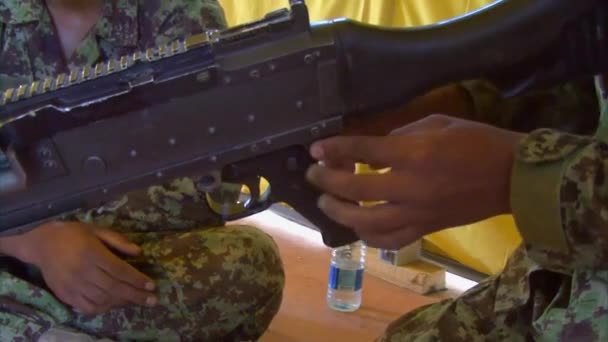 Des soldats marins enseignent aux soldats afghans — Video