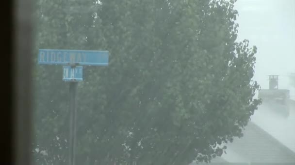 Chuva cai no bairro — Vídeo de Stock