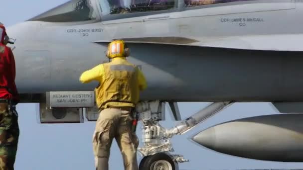 Un avión de combate despega — Vídeos de Stock