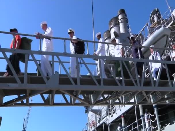 Familias de la Armada dan la bienvenida a militares — Vídeo de stock