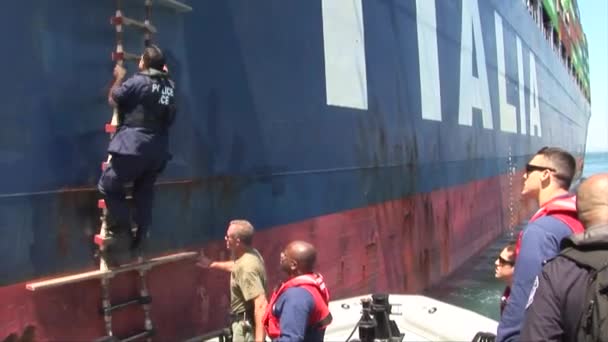 Agentes abordan un barco para buscar productos — Vídeos de Stock