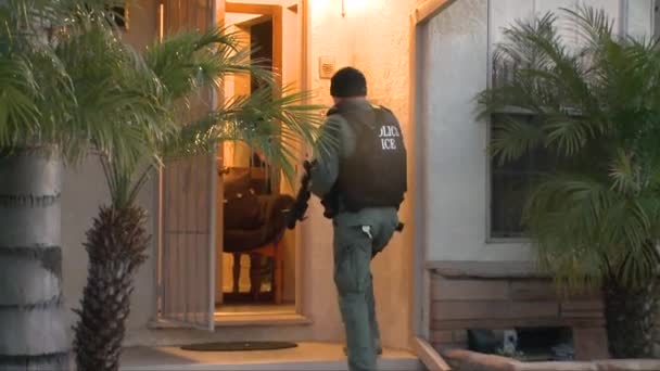 美国联邦特工逮捕非法居留的外国人 — 图库视频影像
