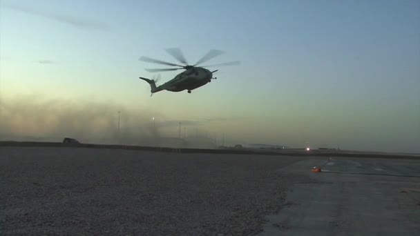 En militär helikopter landar på en bas — Stockvideo