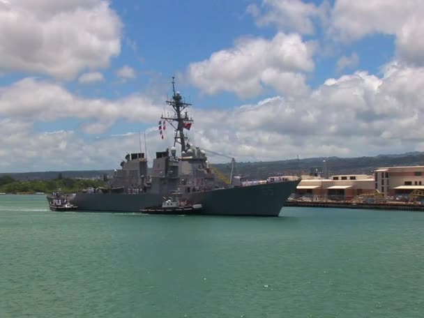 Marine schip vaart in de buurt van Hickam base — Stockvideo