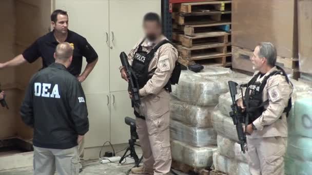 Агенты УБН охраняют конфискованные наркотики — стоковое видео