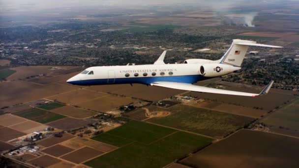 Avión C37 de la Fuerza Aérea de EE.UU. en vuelo — Vídeos de Stock