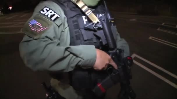 Equipo SWAT utiliza armas de estilo militar — Vídeo de stock