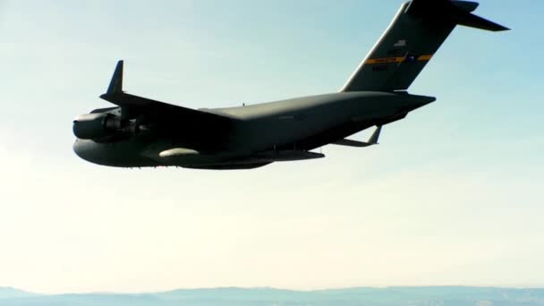 US Air Force C-17 under flygning — Stockvideo