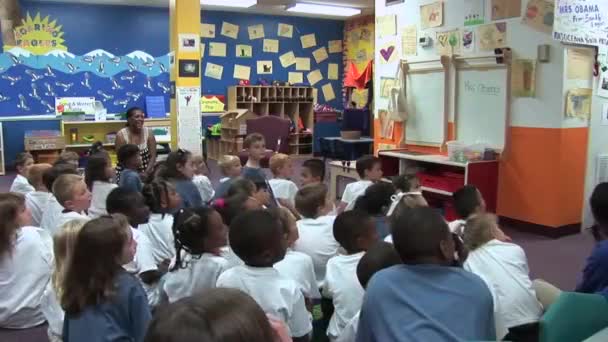 Мишель Обама посещает детей в школе — стоковое видео