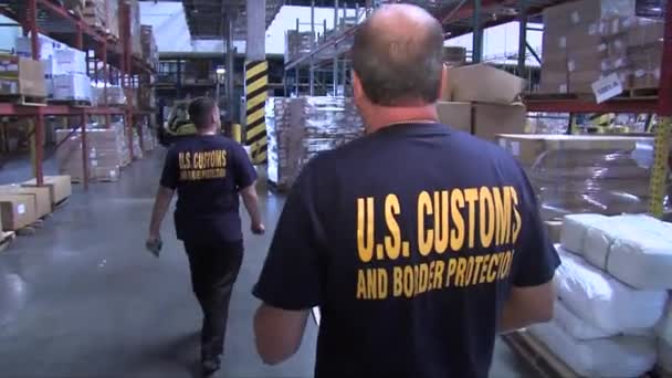 Bezpečnostní agenti vyhledávat přes sklad — Stock video