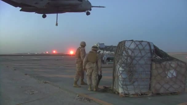 Amerikanska marinsoldater förbereda att frakta förnödenheter — Stockvideo