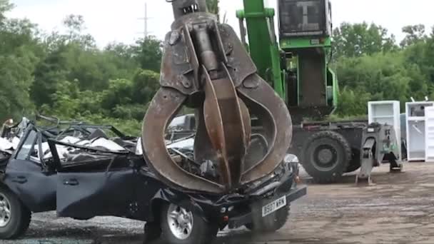 Агенты уничтожают Land Rover Defender — стоковое видео