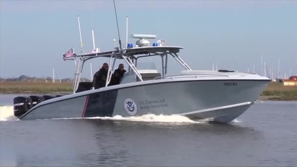 Border Protection använder hög hastighet båt — Stockvideo