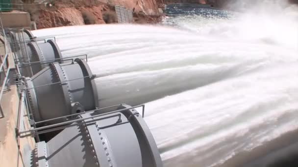 Córregos de água Barragem Hidrelétrica — Vídeo de Stock