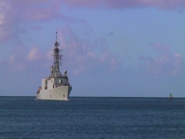 Marine schip vaart in de buurt van Hickam base — Stockvideo