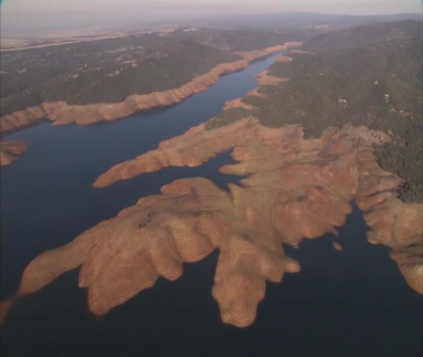 Luchtfoto over Californië van reservoirs — Stockvideo