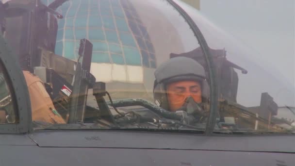 Piloten van F-15 voor jet op baan — Stockvideo