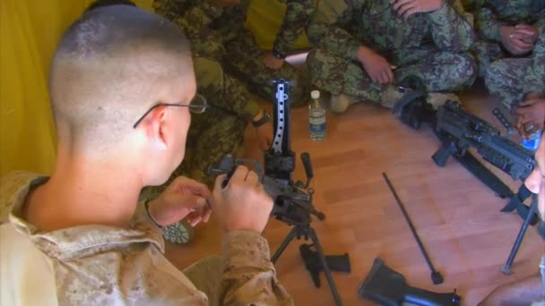 Soldados marines enseñan soldados afganos — Vídeo de stock