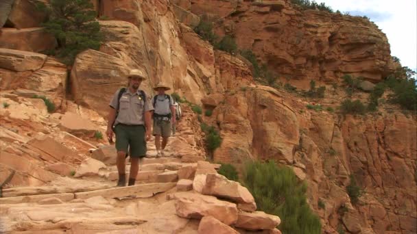 I ranger guidano un gruppo escursionistico — Video Stock