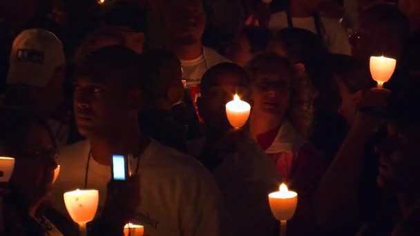 За candleligh проводиться для загиблих офіцерів поліції — стокове відео
