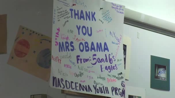 Michelle Obama rend visite à des enfants à l'école — Video