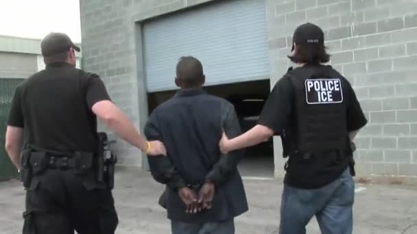 Suspeitos de tráfico de drogas são presos — Vídeo de Stock
