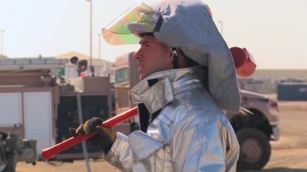 Bombeiros realizam um exercício — Vídeo de Stock