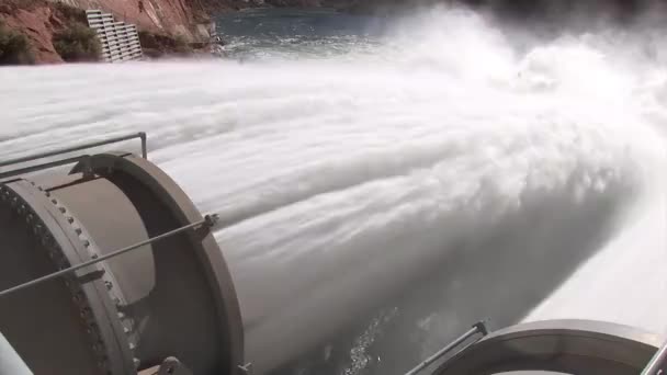 Strömmar av vatten kraftverksdamm — Stockvideo