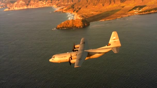 비행 중에 미국 공군 C-130j — 비디오
