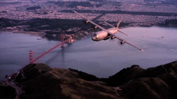 US Air Force C-130j nad San Francisco — Stock video