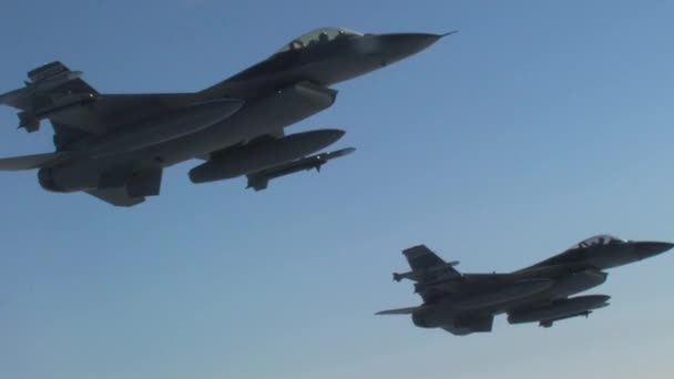Два истребителя F-16 — стоковое видео
