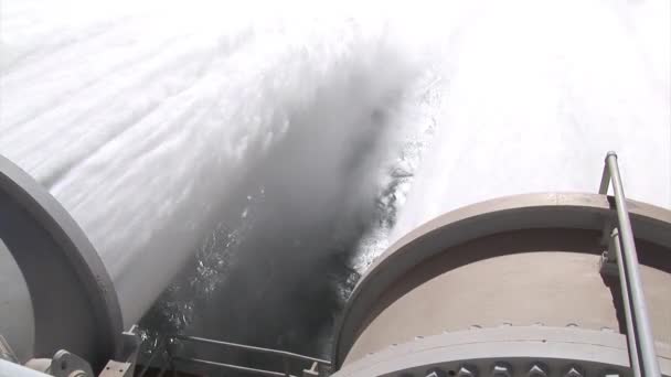 Arroyos de agua Presa hidroeléctrica — Vídeos de Stock