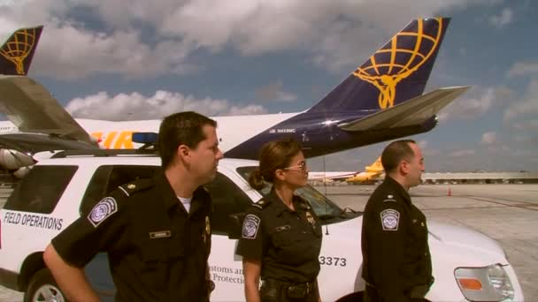 Agentes saludan a un avión de pasajeros — Vídeo de stock