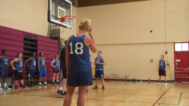 Equipo de baloncesto femenino — Vídeo de stock