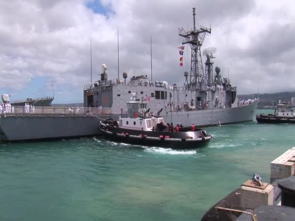 Navio da Marinha passa perto da base Hickam — Vídeo de Stock
