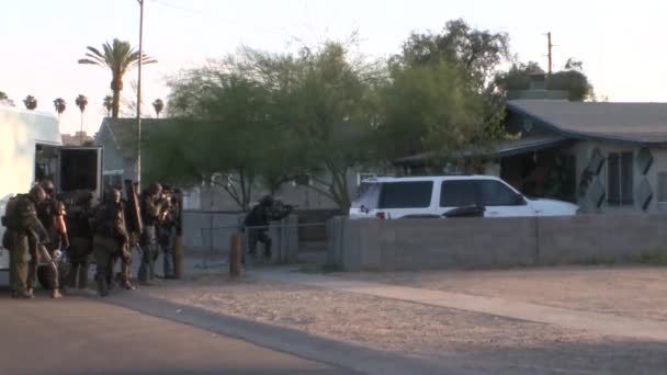 Equipo SWAT allanamientos sospechosos casa — Vídeo de stock