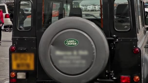 Agenten controleren Land Rover Defender — Stockvideo