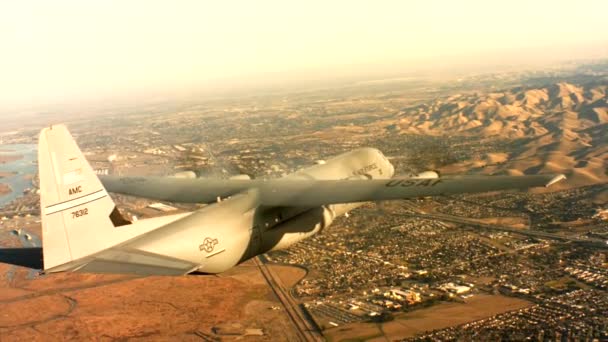Fuerza Aérea de EE.UU. C-130J en vuelo — Vídeo de stock