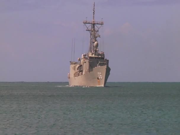 Marine schip vaart in de buurt van Hickam base — Stockvideo