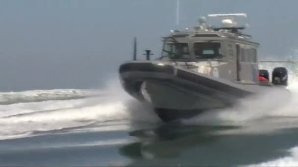 Пограничная охрана использует лодку для погони за катером — стоковое видео
