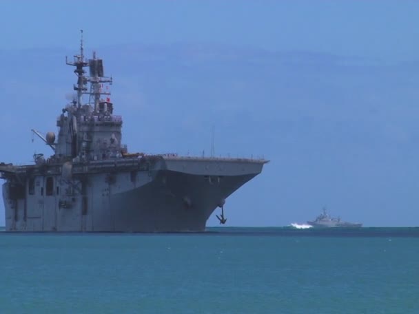 Marine schip vaart in de buurt van Hickam base — Stockvideo